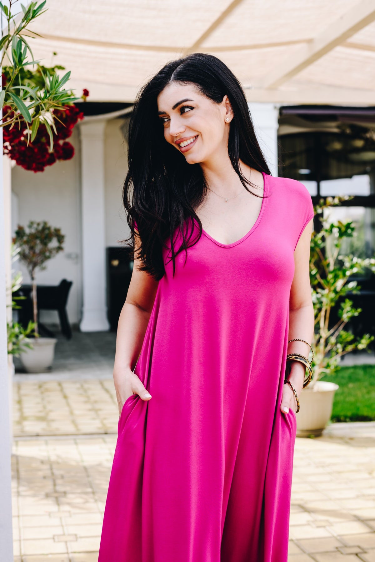 Rochia Dolce Venice Fuchsia din jerseu fluid cu decolteu in V si tiv asimetric | Monielle