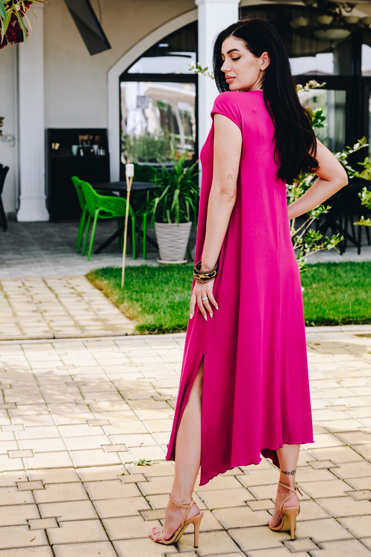 Rochia Dolce Venice Fuchsia din jerseu fluid cu decolteu in V si tiv asimetric | Monielle